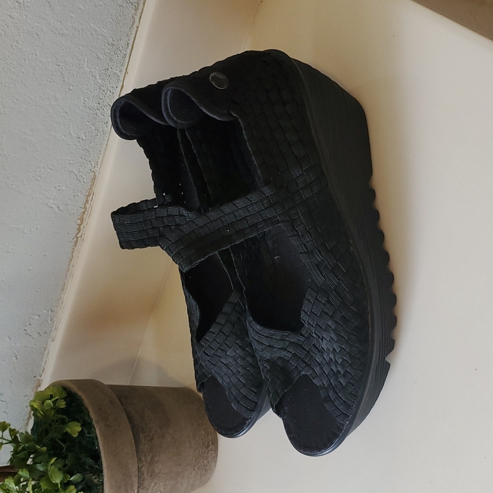 Black wedges